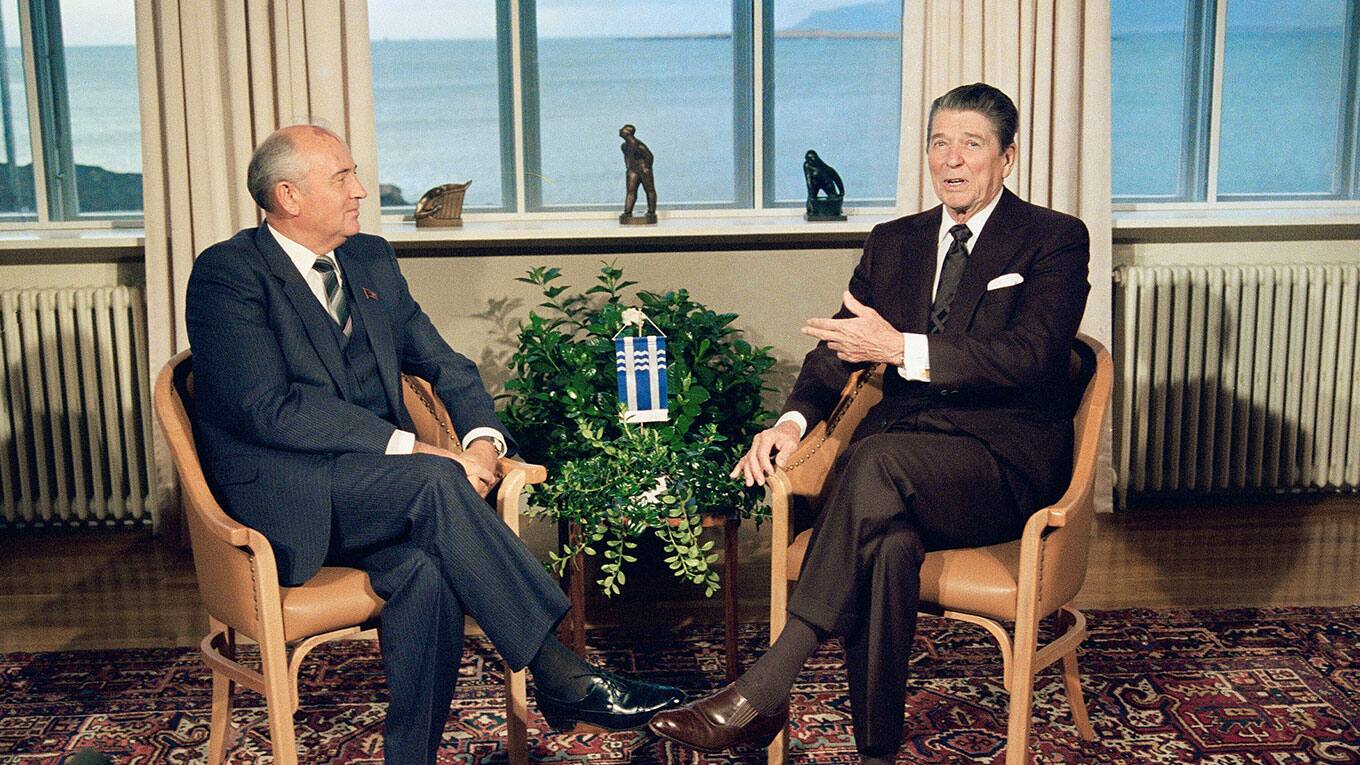 Michail Gorbatschow (links) und Ronald Reagan beim Abrüstungsgipfel in Reykjavik 1986.