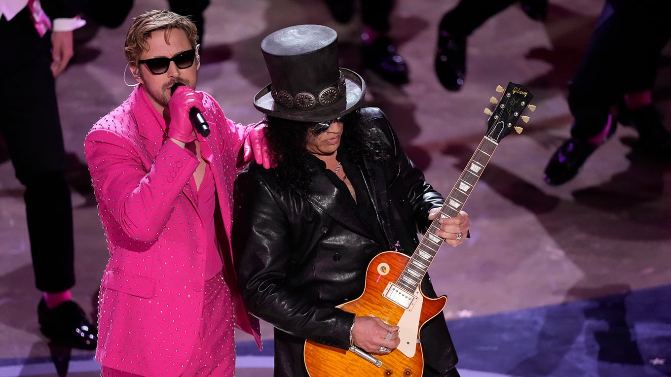 Ryan Gosling rockte zusammen mit Gitarrist Slash den 