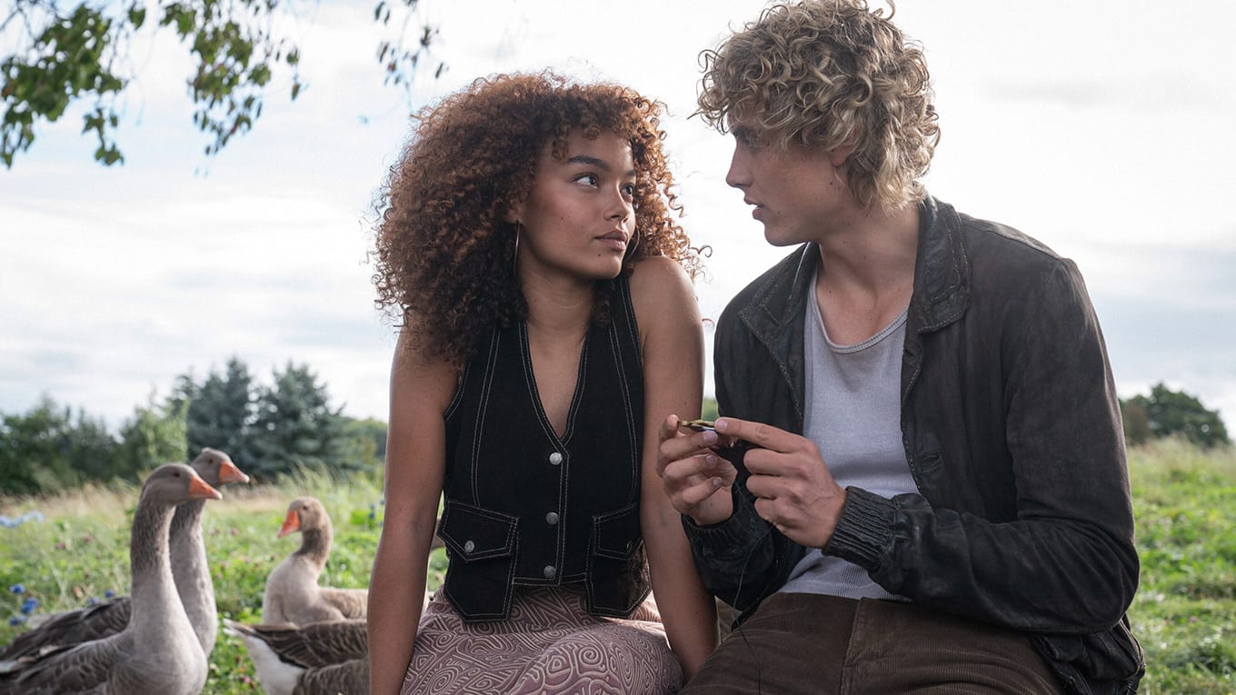 Szenenbild aus dem Film The Hunger Games: Sunrise on the Reaping mit Whitney Peak als Lenore Dove Baird und Joseph Zada als Haymitch Abernathy