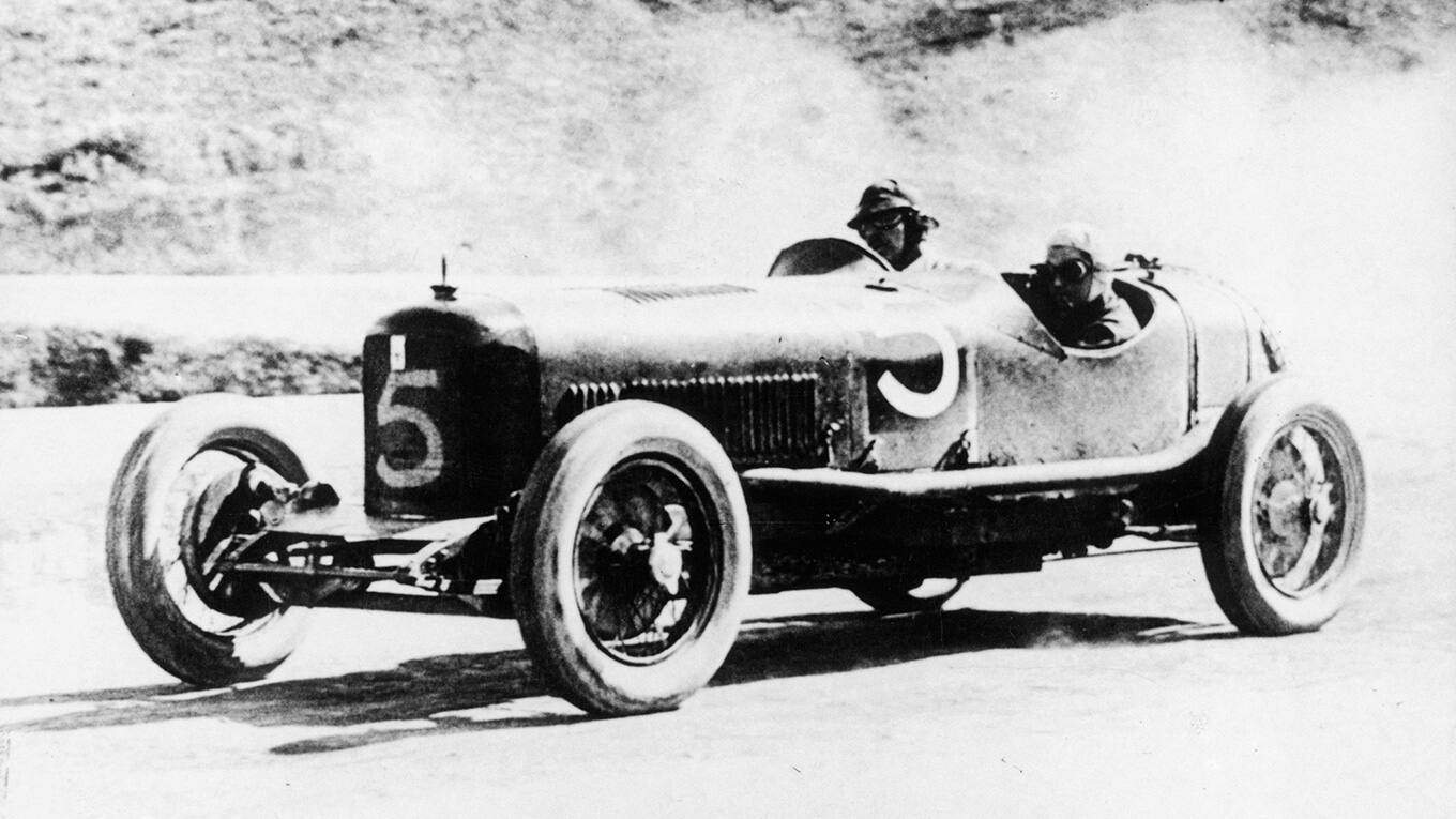 Alfieri Maserati und Guerino Bertocchi in einem Typ 26 Maserati beim Targa Forio Rennen in Sizilien - 1926