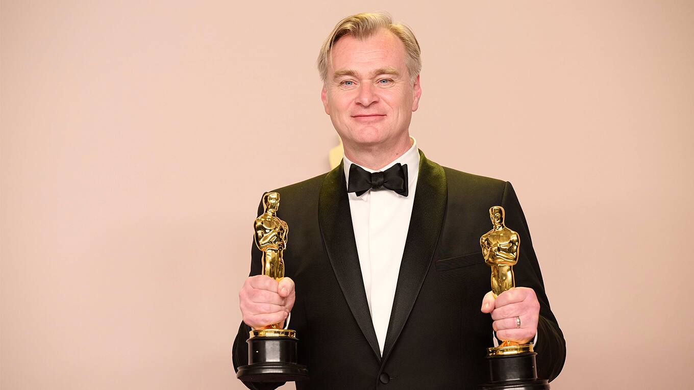 Christopher Nolan hält zwei seiner Oscars in der Hand