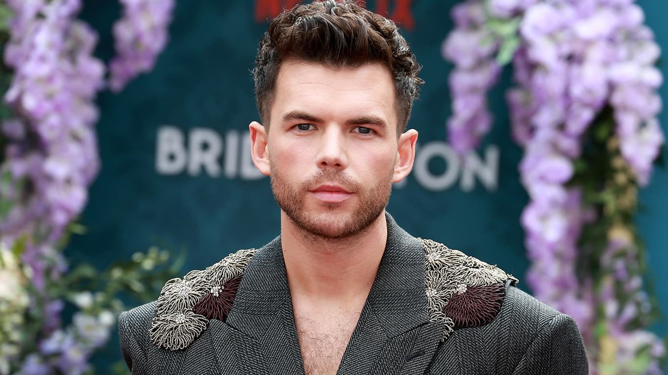 Luke Newton bei der Premiere von 