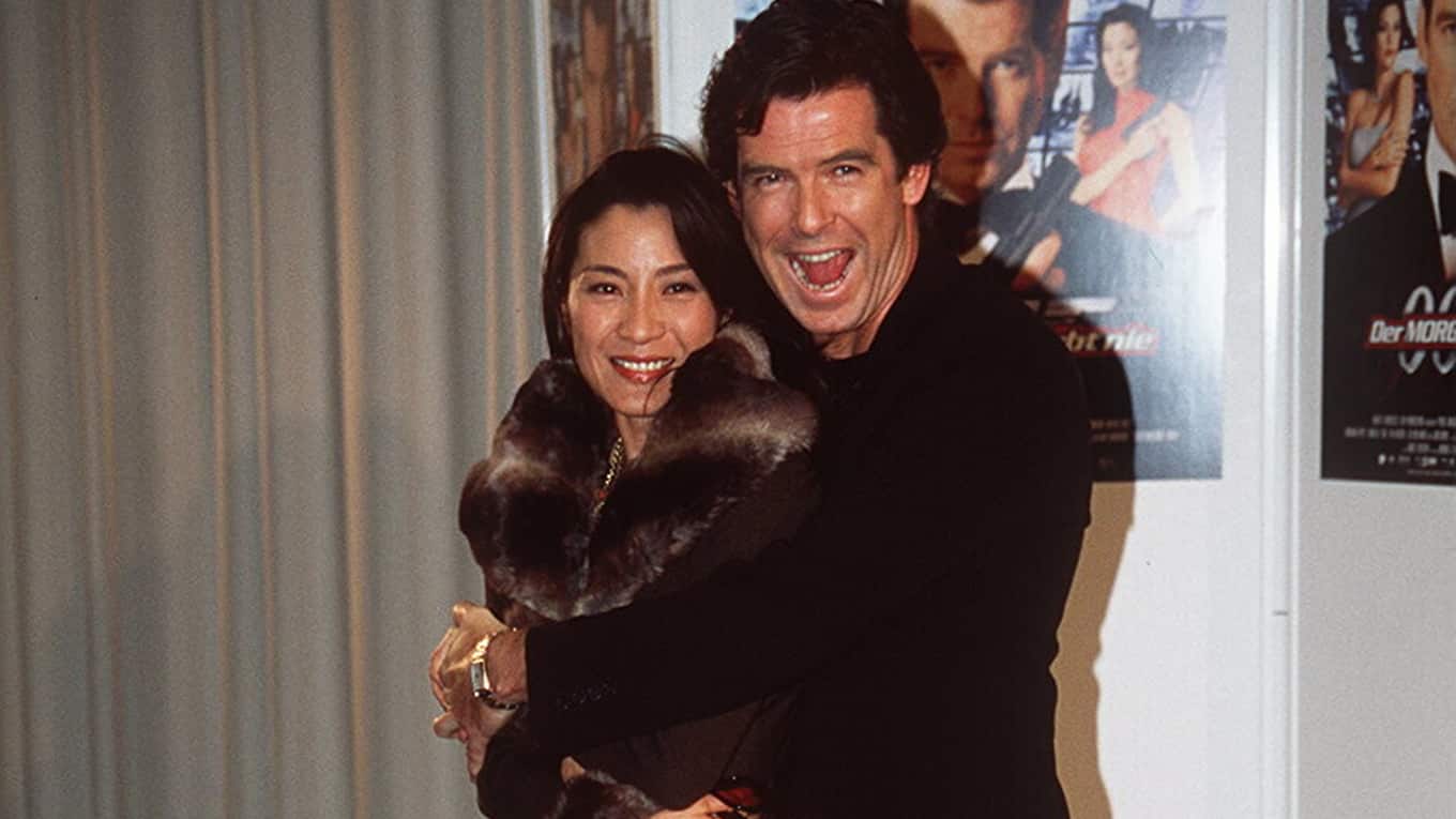 Foto von Pierce Brosnan und Michelle Yeoh bei der Premiere von 