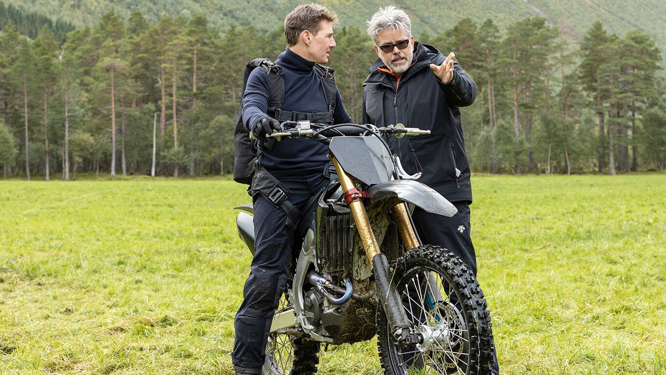 Tom Cruise und Regisseur Christopher McQuarrie am Set von 