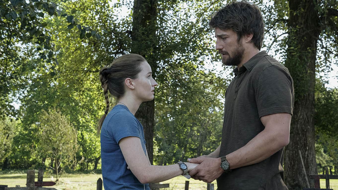 Kaitlyn Dever als Abby und Spencer Lord als Owen in The Last of Us Staffel 2 Episode 1