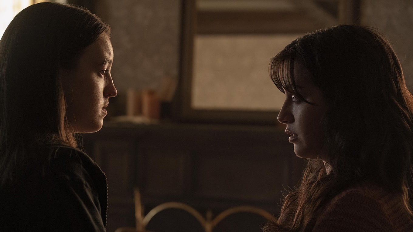 Bella Ramsey als Ellie und Isabela Merced als Dina in The Last of Us Staffel 2 Episode 3