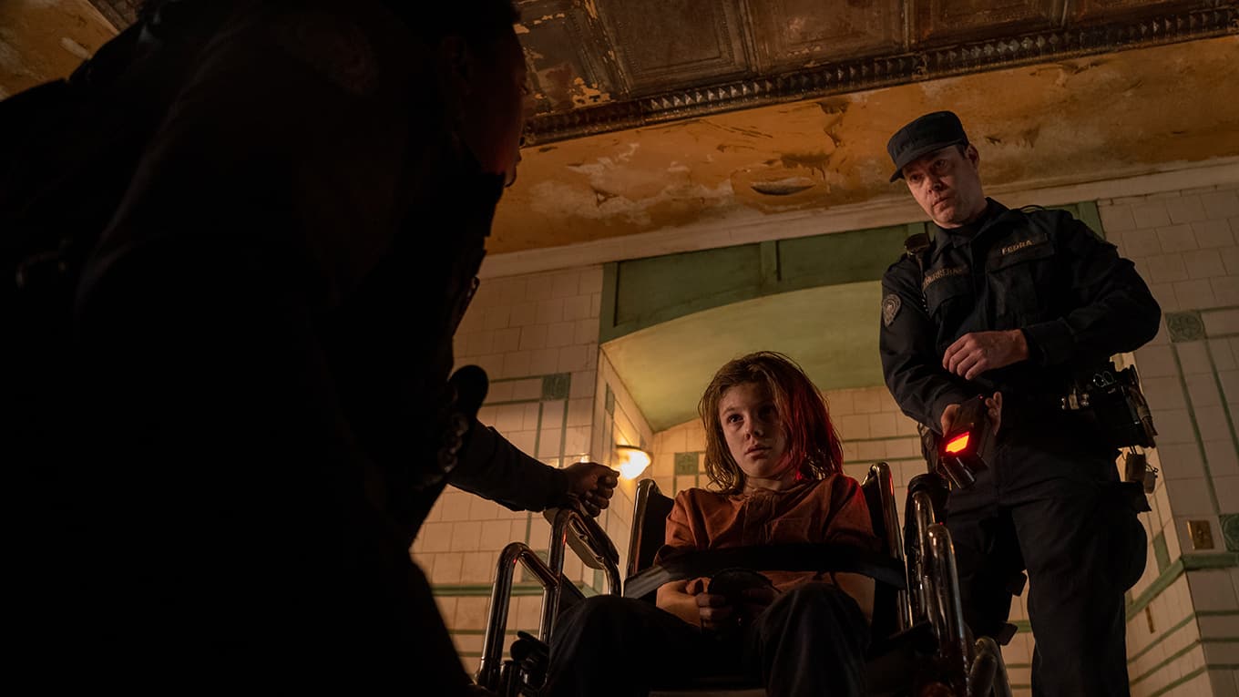 FEDRA-Soldaten verhören einen Jungen in der Quarantänezone in The Last of Us Staffel 1