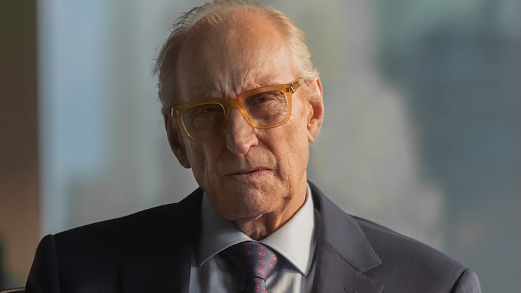 Charles Dance als Timothy Winthrop in "The Day of the Jackal"