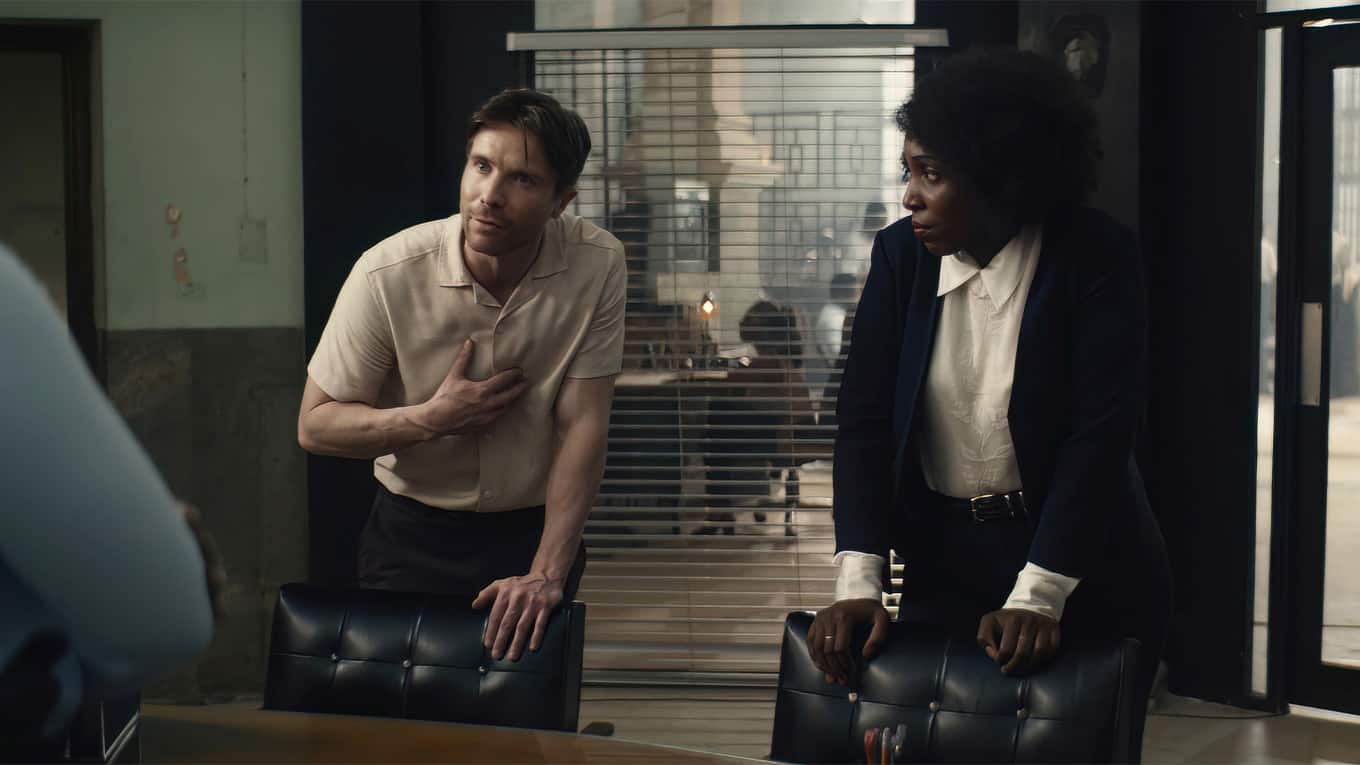 Ermittlerin Millie-Jean Black (Tamara Lawrance) mit Scotland-Yard-Ermittler Luke Hollborn (Joe Dempsie) 