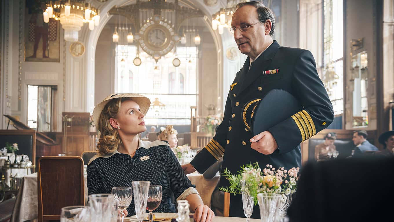 Hannie Lessing (Rosalie Thomass) trifft Stabsoffizier Gluck (Rainer Bock).