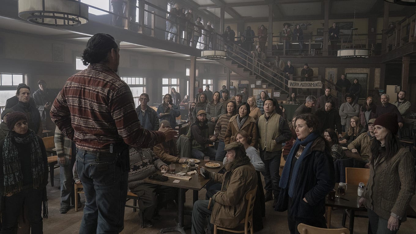 Kaitlyn Dever als Abby und Spencer Lord als Owen in The Last of Us Staffel 2 Episode 1