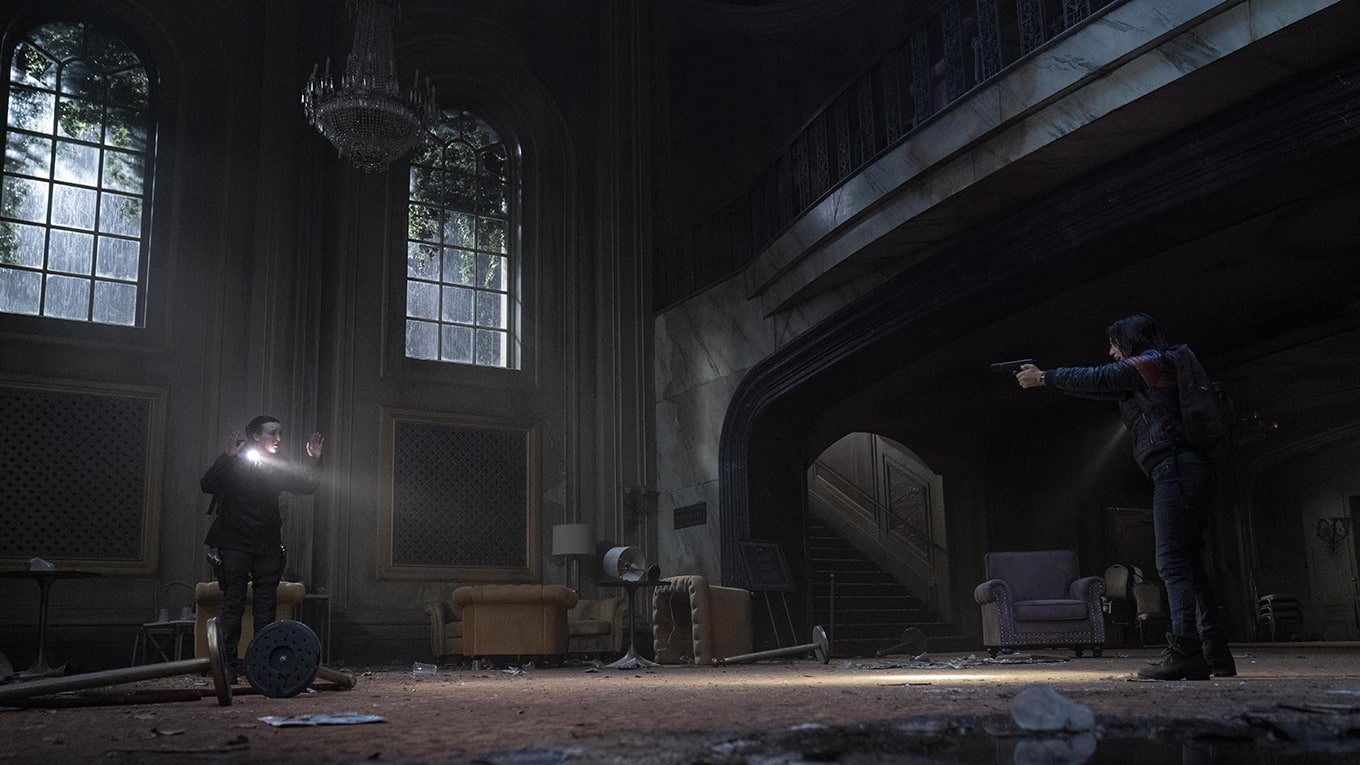 Szenenbild aus The Last of Us Staffel 2 Episode 4 mit Bella Ramsey als Ellie und Isabela Merced als Dina.