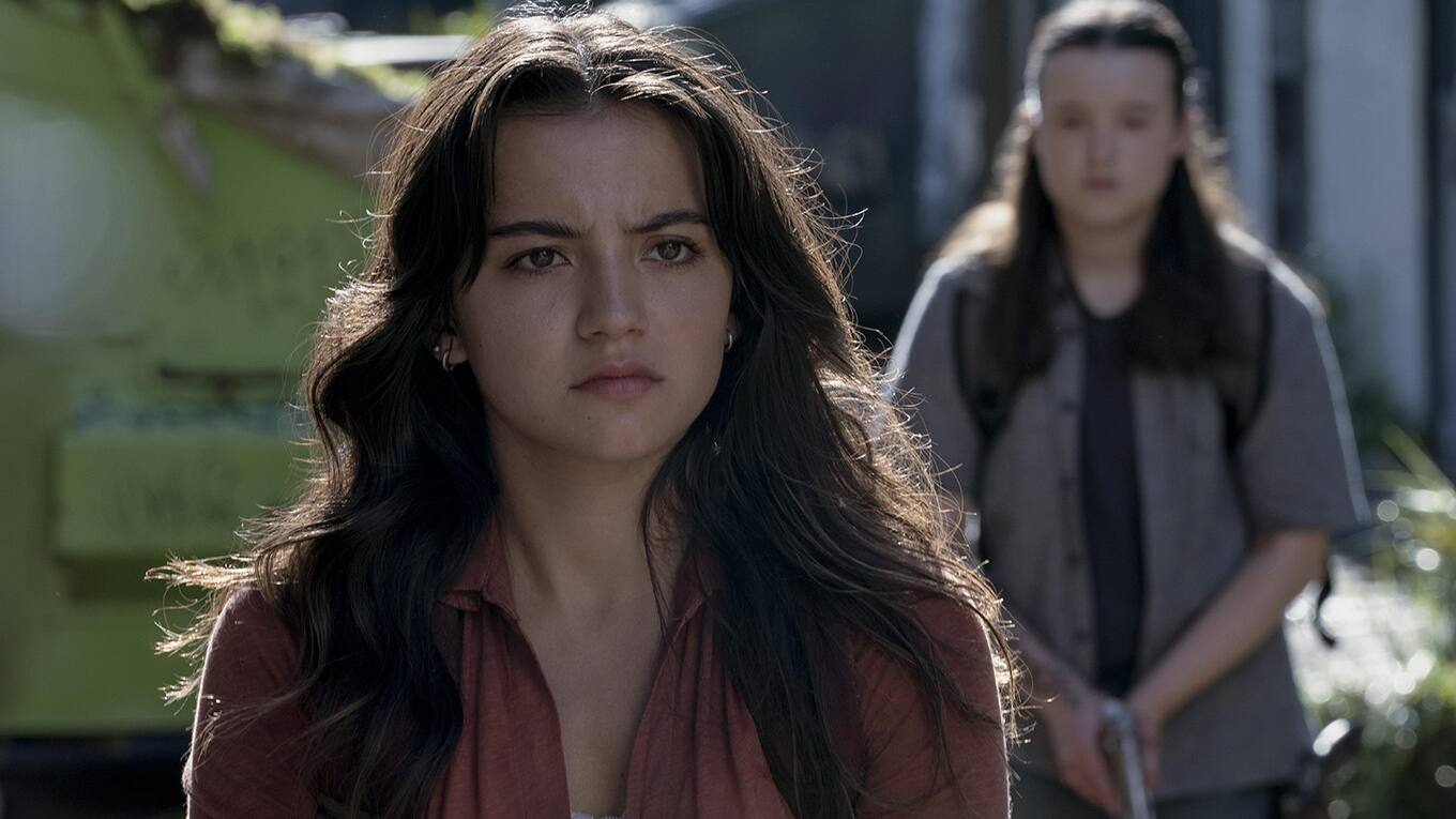 Isabela Merced als Dina und Bella Ramsey als Ellie in The Last of Us Staffel 2 Episode 5