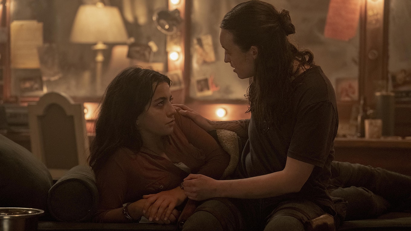 Isabela Merced als Dina und Bella Ramsey als Ellie in The Last of Us Staffel 2 Episode 7