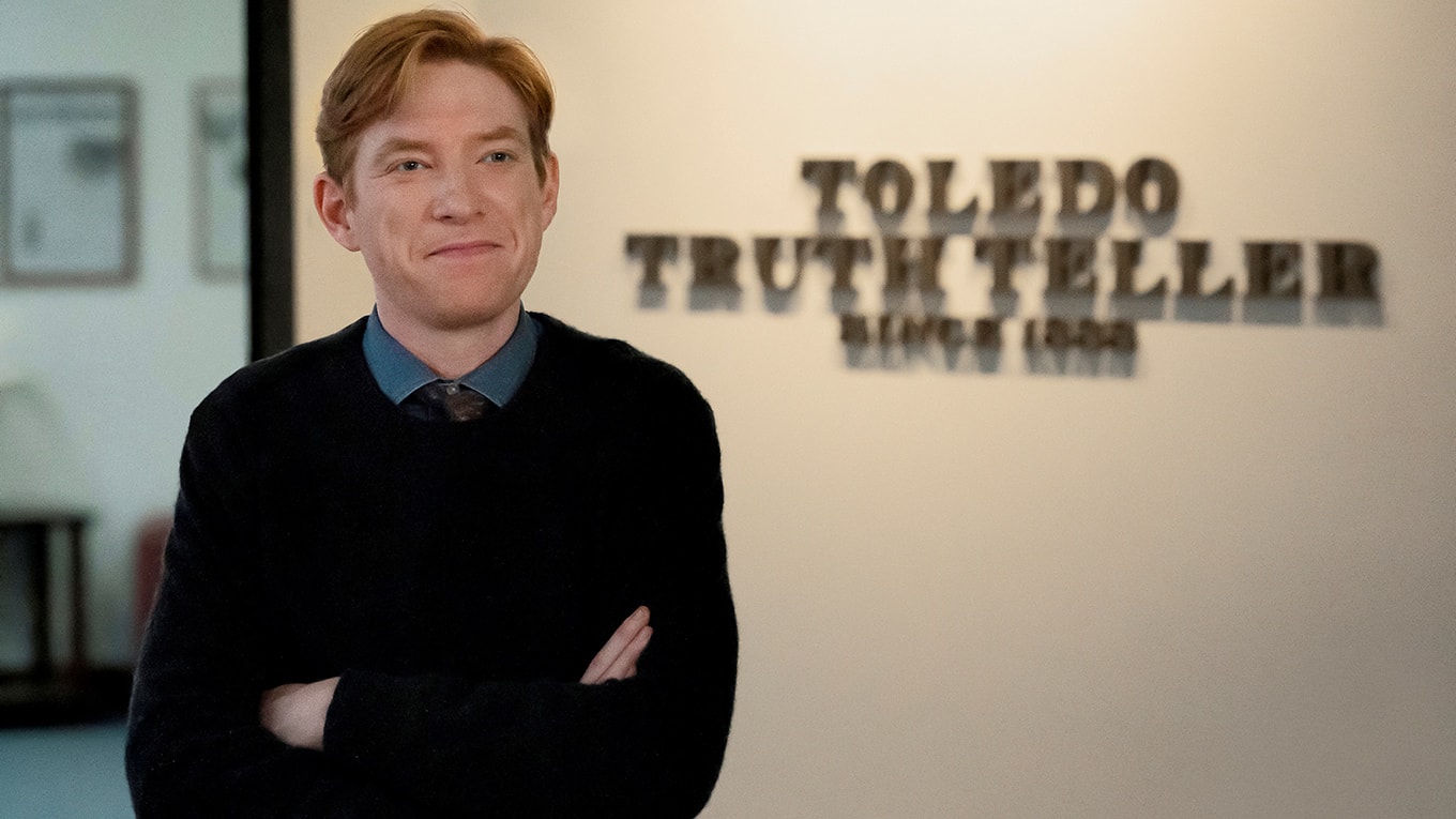 Szenenbild aus der Serie The Paper mit Domhnall Gleeson