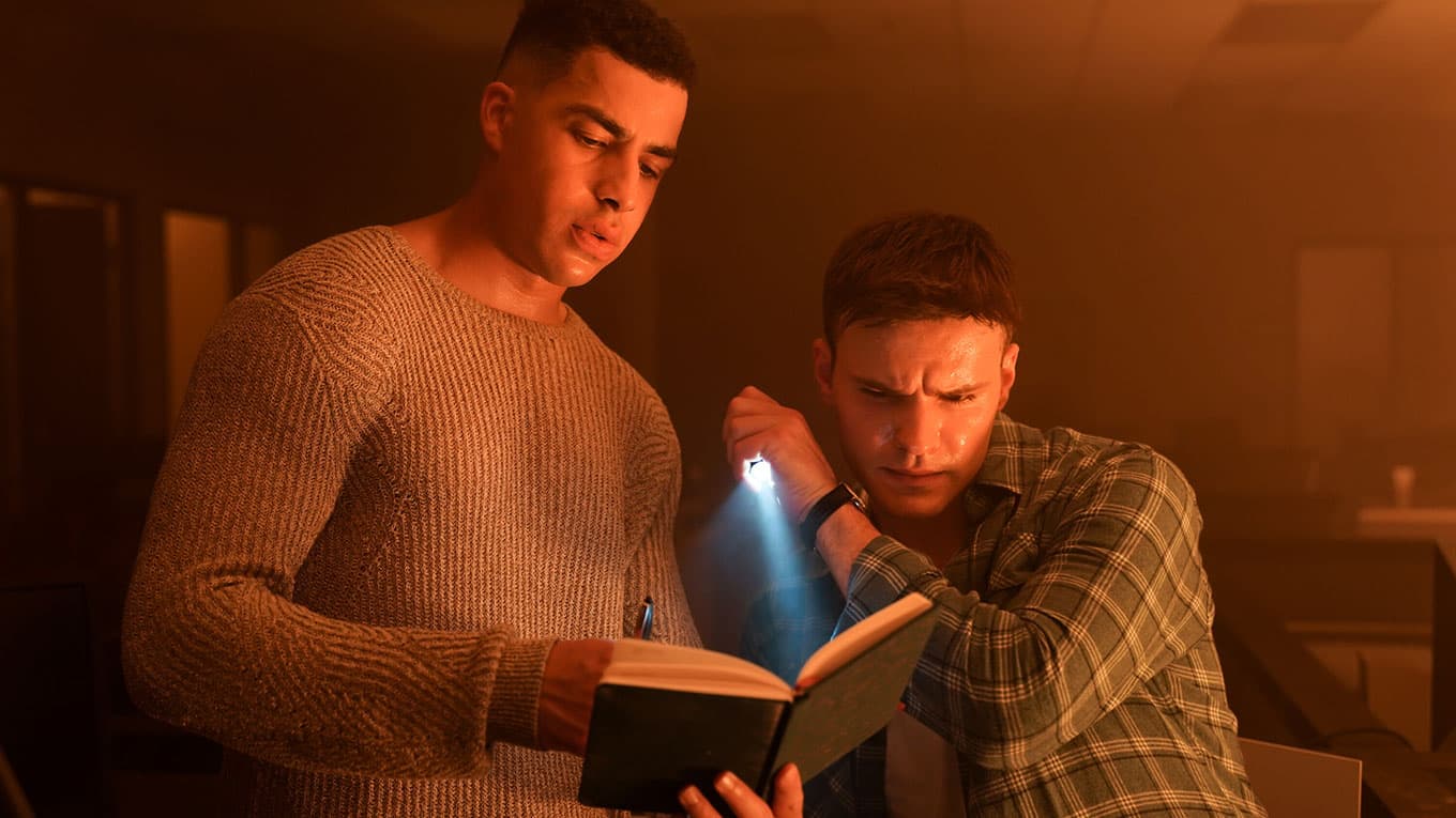 Foto aus der Serie Boston Blue mit Marcus Scribner als Jonah Silver und Mika Amonsen als Sean Reagan.