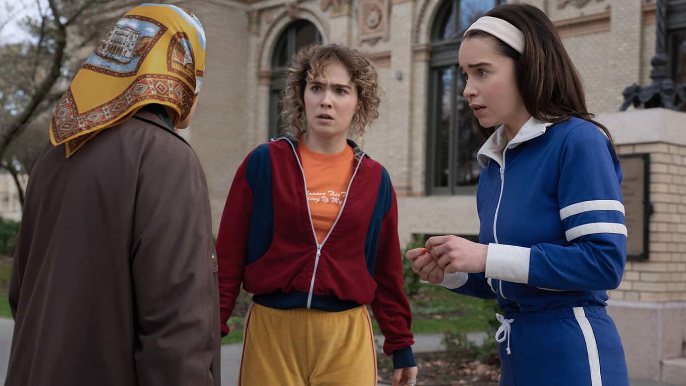 Foto von Schauspielerinnen Emilia Clarke und Haley Lu Richardson in 