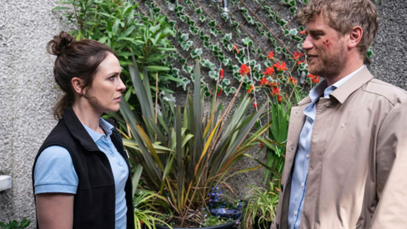 Roisin Gallagher als Janet und Johnny Flynn als Seamus in 