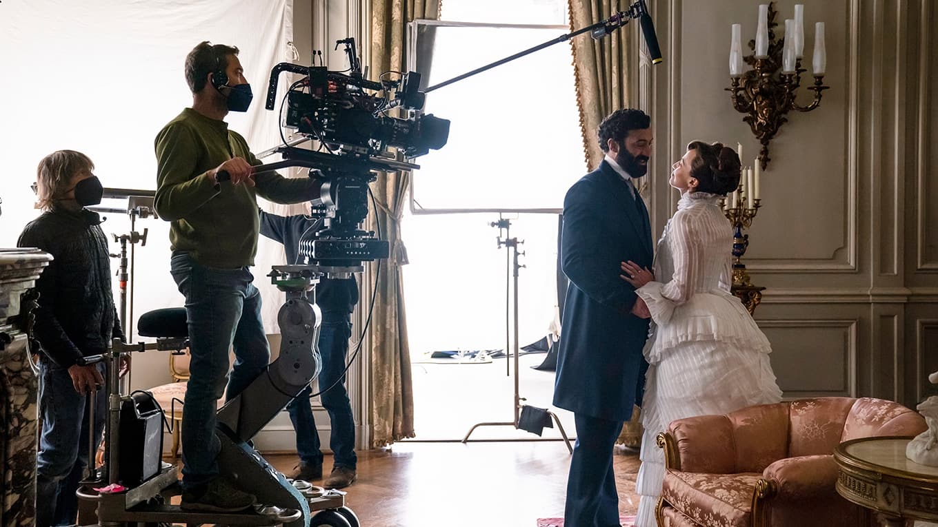 Carrie Coon als Bertha Russell und Morgan Spector als George Russell bei den Dreharbeiten zu 